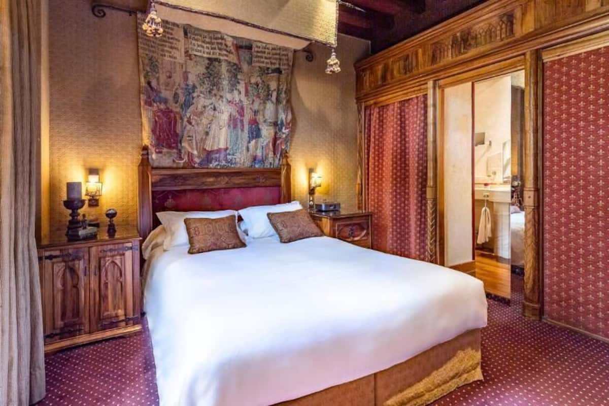 Deluxe Room, Garden View | Minibar, in-room safe, desk, blackout drapes