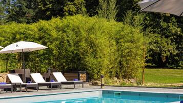 Kauden mukainen ulkouima-allas avoinna 8.00–19.30, aurinkovarjoja