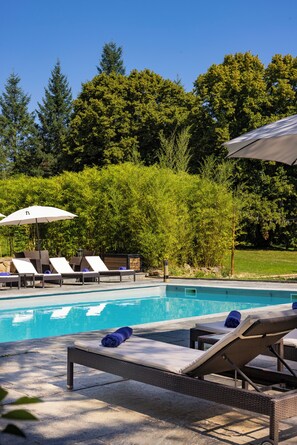 Piscina externa sazonal, funciona das 8h às 19h30, guarda-sóis