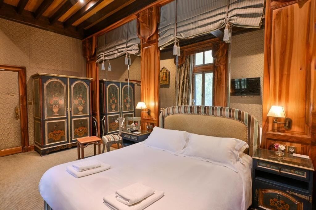 Ropa de cama de alta calidad y minibar 