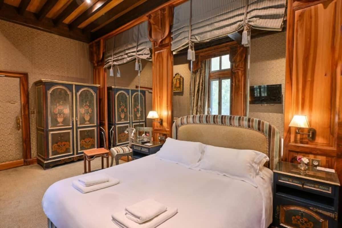 Deluxe Room, Garden View | Minibar, in-room safe, desk, blackout drapes