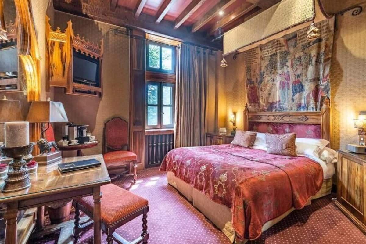 غرفة ديلوكس - منظر للحديقة | خزنة داخل الغرفة وستائر تعتيم وتجهيزات عازلة للصوت ومكواة/لوح كي