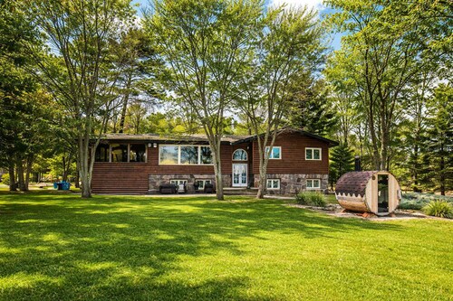 6 Bedroom Lakefront Main House in Sand Bay