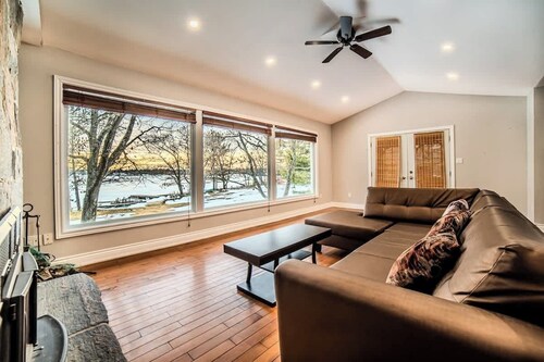 6 Bedroom Lakefront Main House in Sand Bay