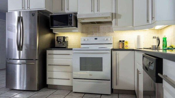 Geladeira, micro-ondas, cooktop, talheres/pratos/utensílios de cozinha