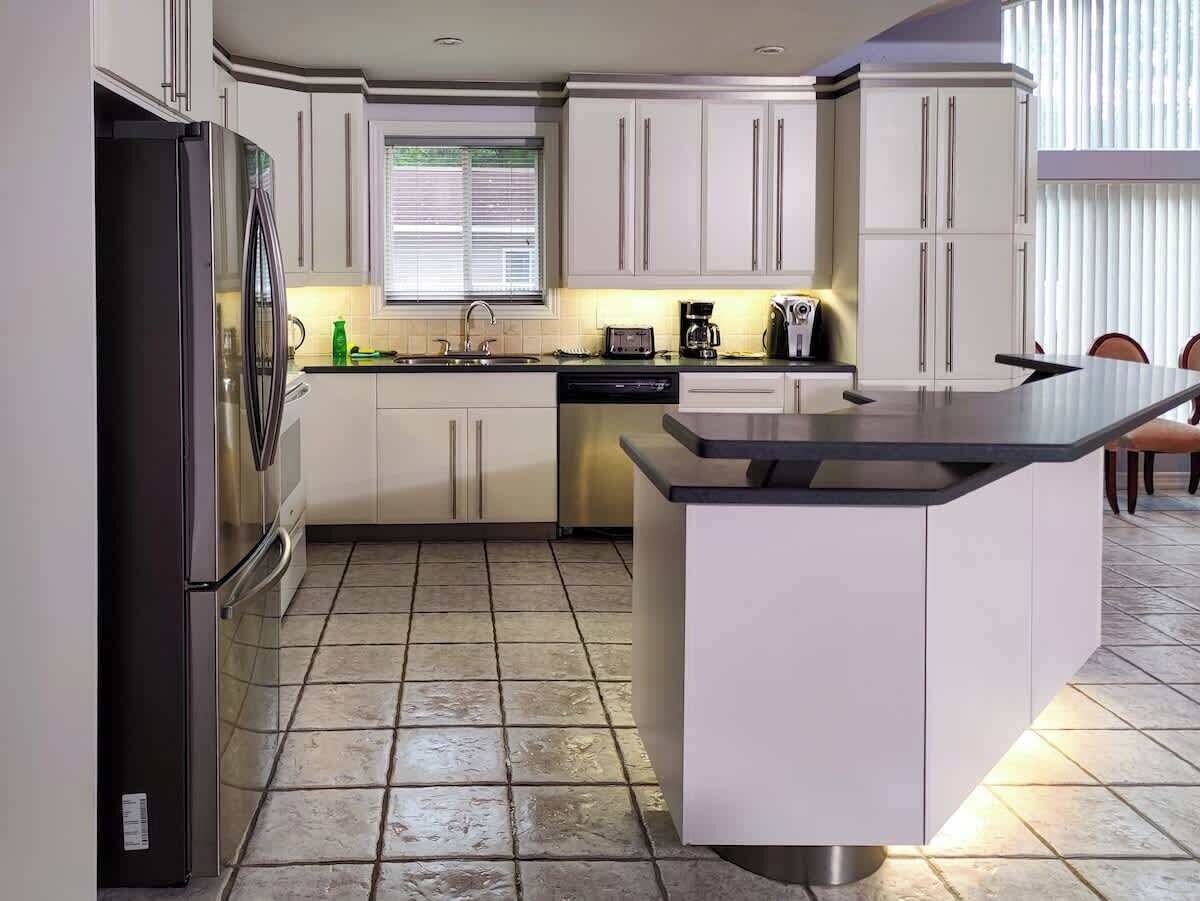 Kjøleskap, mikrobølgeovn, kokeplater og kjøkkenutstyr