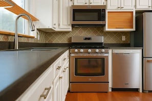 Frigorifero, microonde, forno, piano cottura