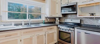 Muskoka Lakeside Retreat - 4-Bedroom House with Beach Access