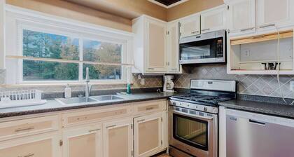 Muskoka Lakeside Retreat - 4-Bedroom House with Beach Access