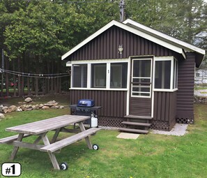 Outdoor dining - 2-Bedroom Cottage #1 - Ambleside (Kawartha Lakes)