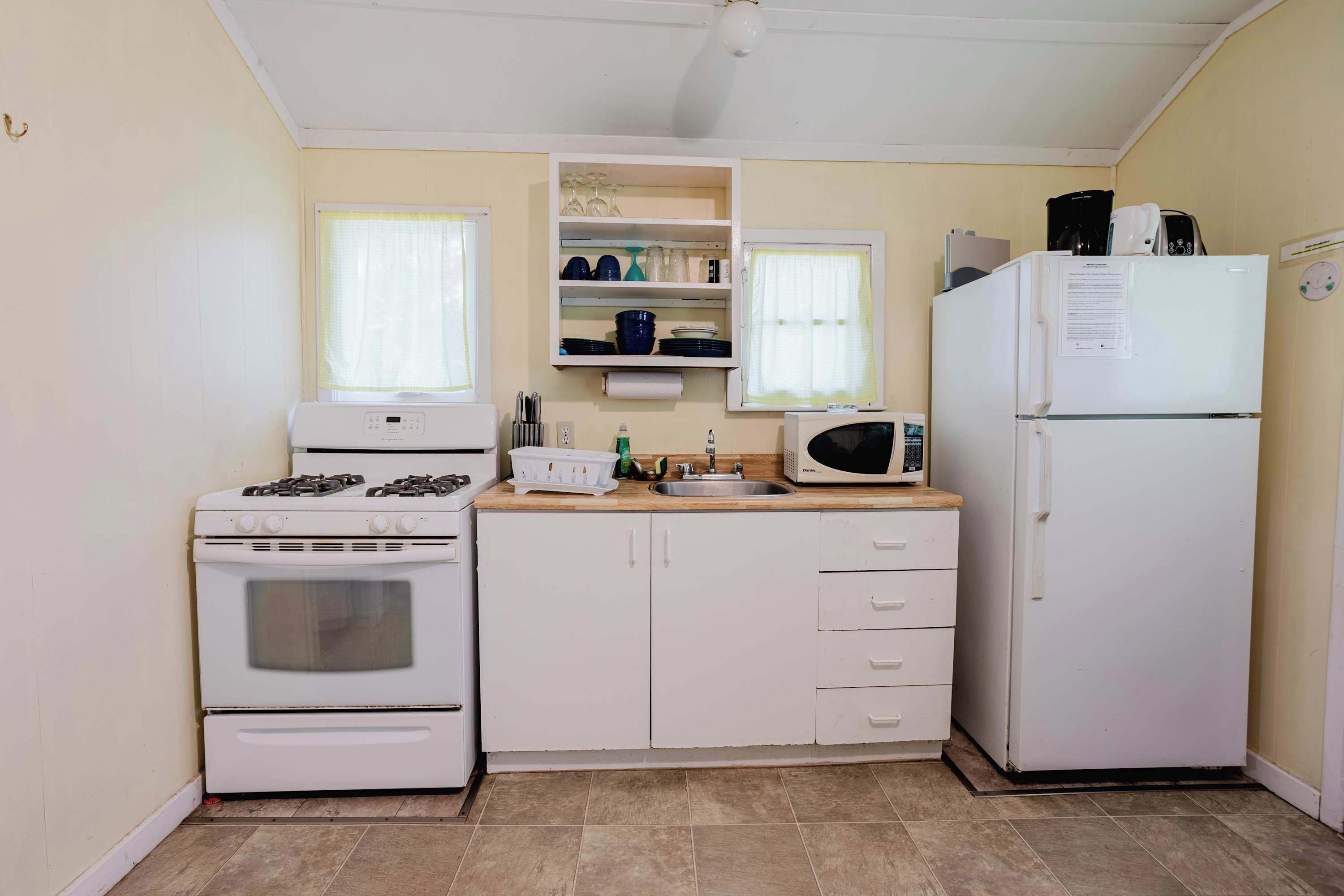 Refrigerador, placa de cocina, tetera/pava eléctrica