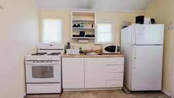 Refrigerador, placa de cocina, tetera/pava eléctrica