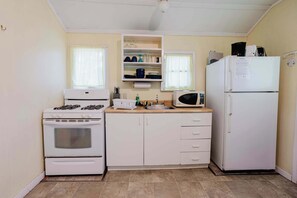 Refrigerador, parrilla de estufa y tetera eléctrica 