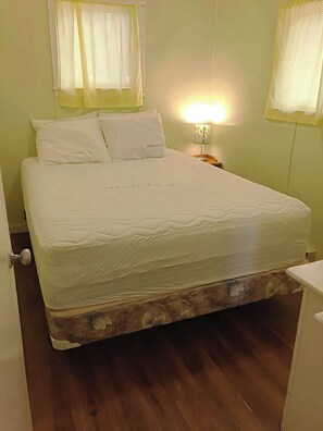 2 bedrooms, WiFi, bed sheets - 2-Bedroom Cottage #1 - Ambleside (Kawartha Lakes)