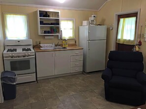 Refrigerador, placa de cocina, utensilios de cocina