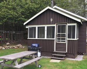 Outdoor dining - 2-Bedroom Cottage #1 - Ambleside (Kawartha Lakes)