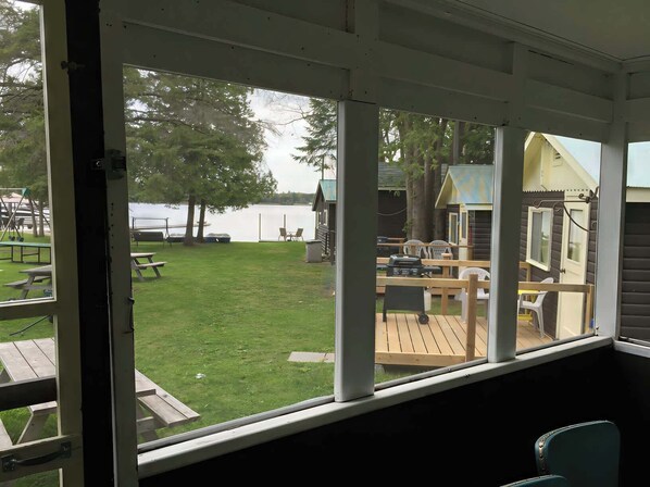 Outdoor dining - 2-Bedroom Cottage #1 - Ambleside (Kawartha Lakes)