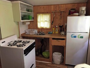 Kühlschrank, Herdplatte, Kochgeschirr/Geschirr/Besteck
