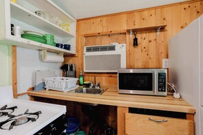 Kühlschrank, Herdplatte, Wasserkocher, Toaster