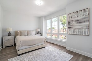 4 عدّة غرف نوم ومكواة/لوح كي وواي فاي وملاءات أسرّة