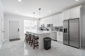 Private kitchen - Modern 4-Bedroom Home – Newly Built - Sleeps 10! (Chicago)