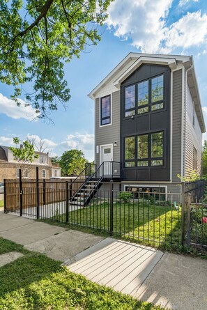 Exterior - Modern 4-Bedroom Home – Newly Built - Sleeps 10! (Chicago)