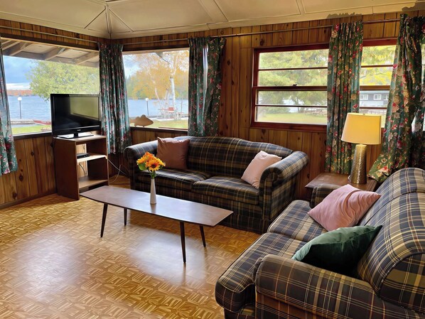 Living area - Balsam Lake - 2-Bedroom Cottage #2 (Kawartha Lakes)
