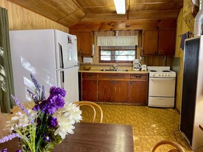 Refrigerador, microondas, placa de cocina, utensilios de cocina