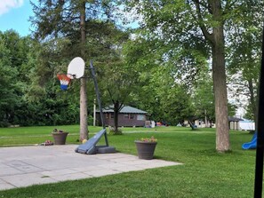 Sports court - Balsam Lake - 3-Bedroom Cottage #4 (Kawartha Lakes)