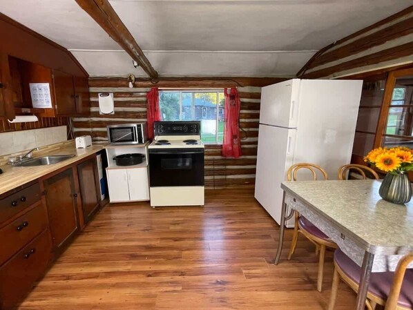 冰箱、微波炉、炉灶、厨具/餐具