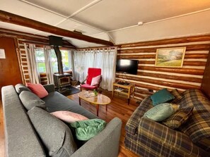 Living area - Balsam Lake - 2-Bedroom Cottage #6 (Kawartha Lakes)