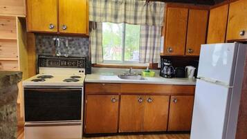 Kylskåp, mikrovågsugn, spishäll och grytor/köksredskap