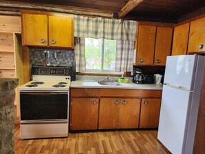 Kühlschrank, Mikrowelle, Herdplatte, Kochgeschirr/Geschirr/Besteck