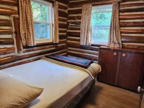 3 bedrooms, bed sheets - 3-Bedroom Cottage #10 - Balsam Lake (Kawartha Lakes)