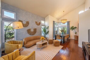 Smart TV, fireplace, video games, table football - Hot Tub, Mini Golf, Game room, 12mi to downtown SD (Chula Vista)