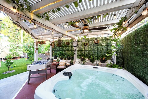 Hot Tub + Mini Golf + Gameroom + Near Downtown