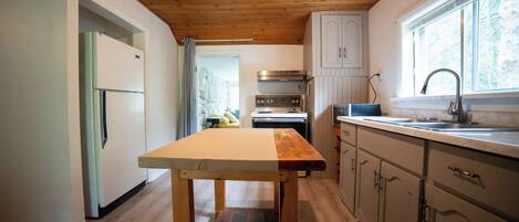 Réfrigérateur, four à micro-ondes, un four, surface de cuisson