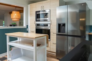 Geladeira, micro-ondas, fogão, cooktop