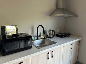 Frigorífico, microondas, horno y placa de cocina