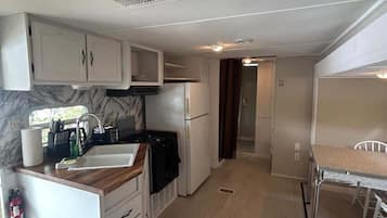 Refrigerador, microondas y utensilios de cocina