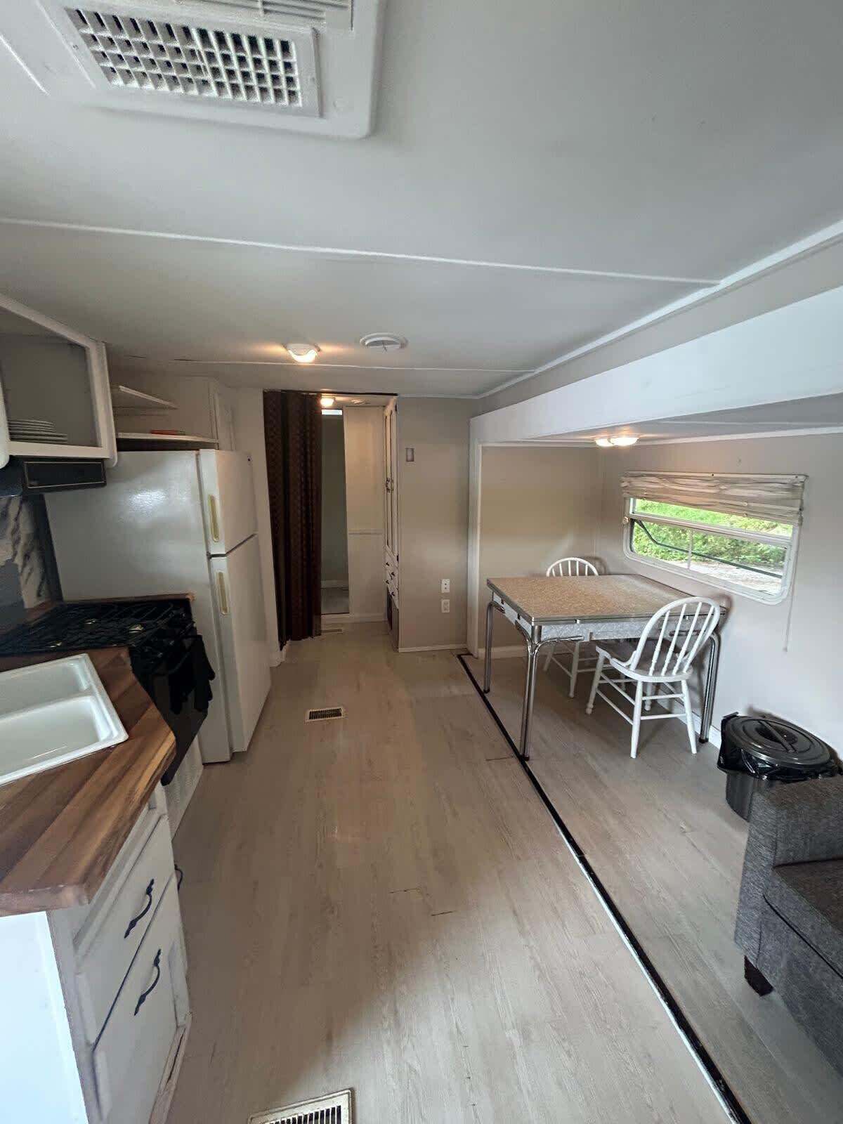 Réfrigérateur, micro-ondes, batterie de cuisine, vaisselle et ustensiles