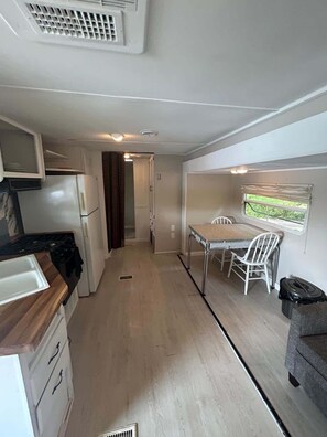 Kjøleskap, mikrobølgeovn og kjøkkenutstyr