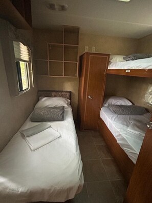 2 bedrooms, WiFi, bed sheets - Lakefront RV Cottage in Parry Sound #2 (Parry Sound)