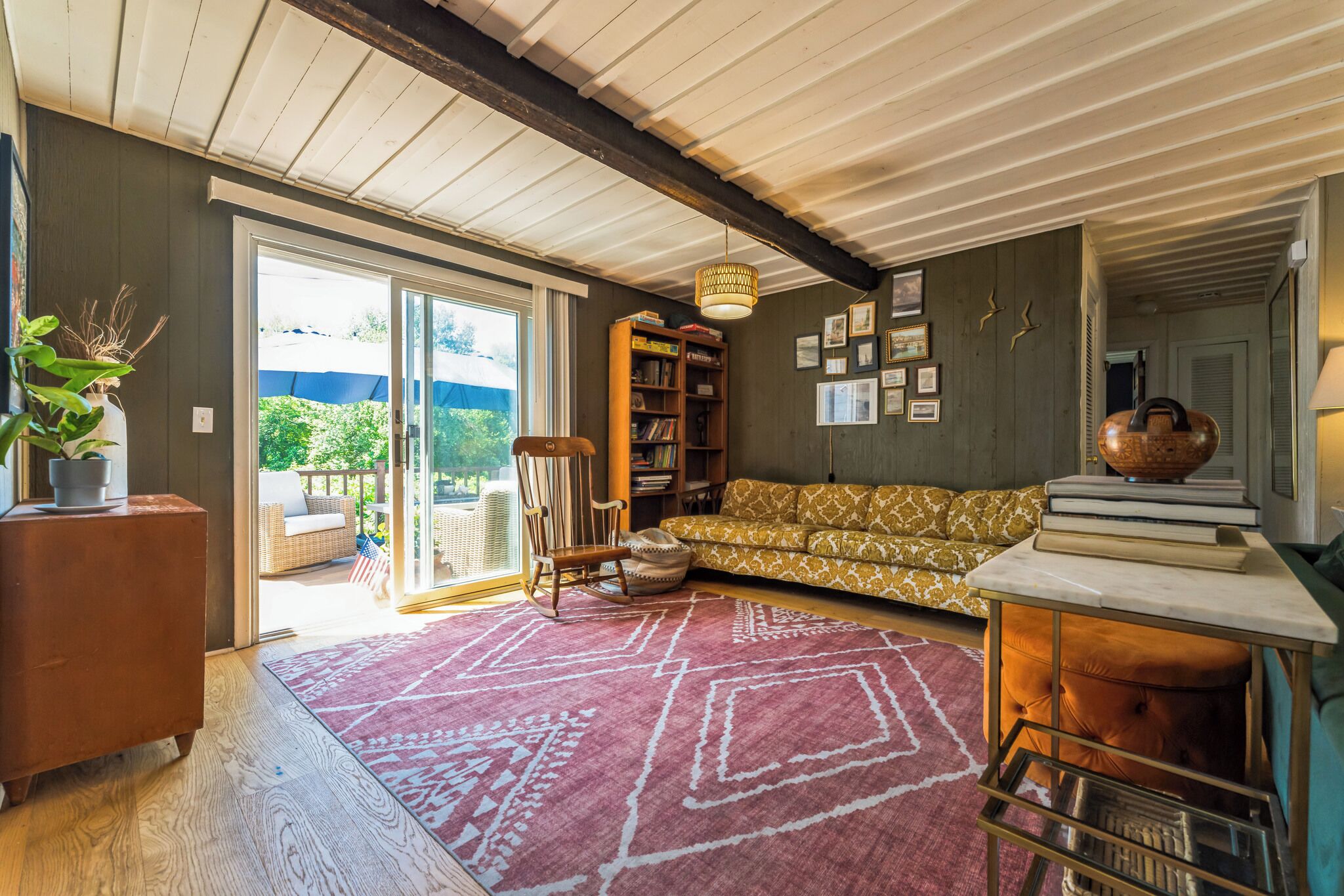 Een smart-tv, een open haard en boeken