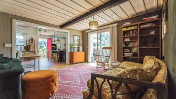 TV connectée, cheminée, livres