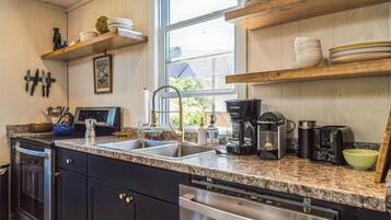 Køleskab, mikrobølgeovn, ovn, kogeplade