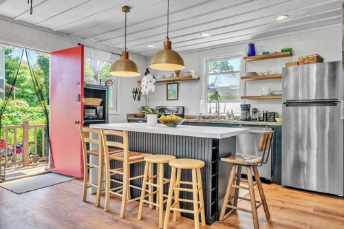 The Getaway- beach, nature, Hottub, fire- relax!