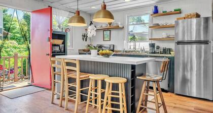 The Getaway- beach, nature, Hottub, fire- relax!