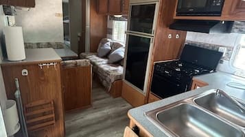 Refrigerador, microondas, utensilios de cocina