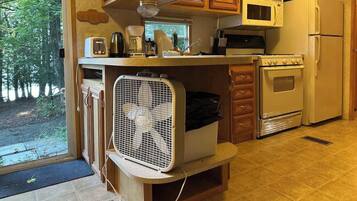 Kühlschrank, Mikrowelle, Kochgeschirr/Geschirr/Besteck